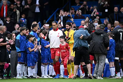 تشيلسي يُقيم ممرًا شرفيًا لليفربول بعد تتويجه بلقب الدوري الإنجليزي (فيديو وصور)